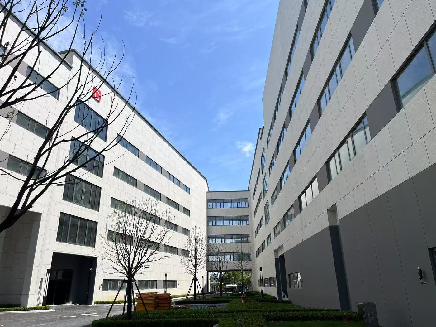 Public building with curtain wall